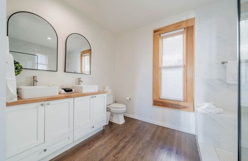 Brewers Hill Apartamento | Modern 2BR Gem: Stylish Retreat