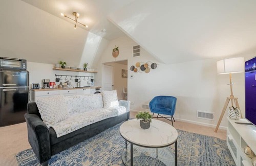 Brewers Hill Apartamento | Modern 2BR Gem: Stylish Retreat