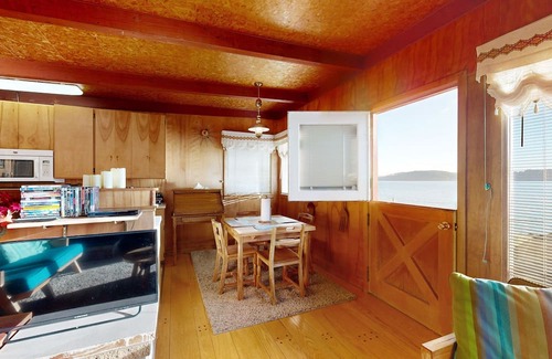 Matlock Casa | Charming waterfront cottage with panoramic Hood Canal views