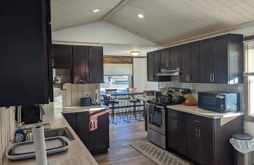 East Haven  Rutland County Casa | Close to Killington and downtown with beautiful porch and new kitchen new baths