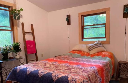 Denver Cabaña | Storybook Cottage in The Catskills