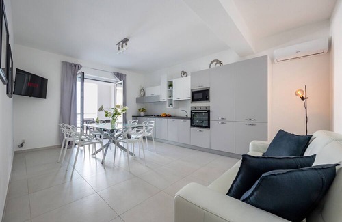 Capo d'Orlando Apartamento | Apartment 'Primo' with Partial Sea View, Wi-Fi and Air Conditioning
