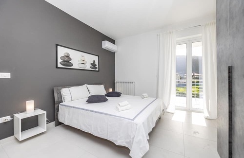 Capo d'Orlando Apartamento | Apartment 'Primo' with Partial Sea View, Wi-Fi and Air Conditioning