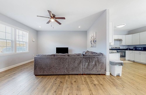 Jefferson City Casa | Modern dog-friendly home with enclosed yard, pool, grill, mtn views, W/D, & AC