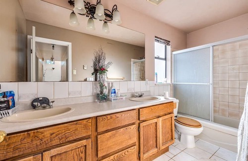 Fleetwood Casa | Stylish Stay in Budget in Surrey (Close to Town Centre)