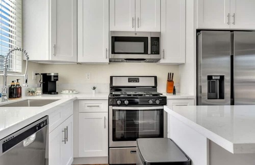 View Park-Windsor Hills Casa | Chic Hollywood home w/ rooftop