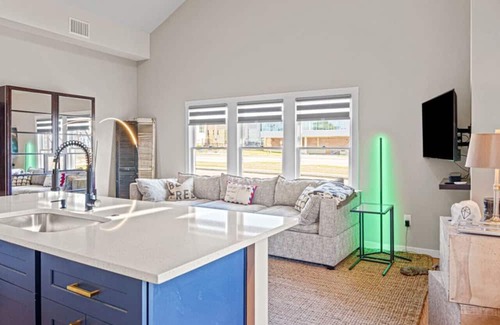 King William Casa | Designer Home | Walk to River!