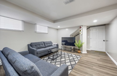 Skokie Condominio | Skokie Sunrise - 3 Queen Beds