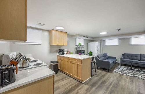 Skokie Condominio | Skokie Sunrise - 3 Queen Beds