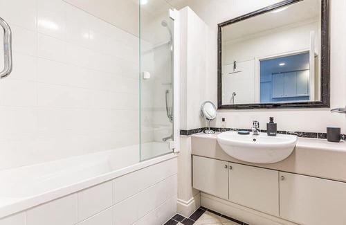 Northcote Apartamento | Spacious CBD Retreat: 1BR Queen St Gem!