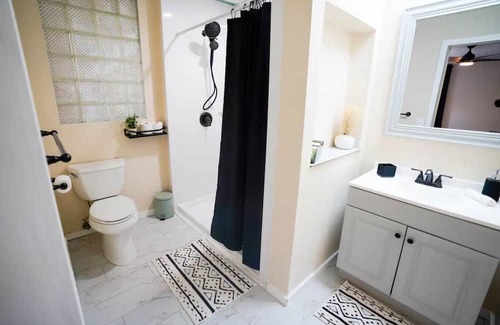 Southside Casa | Spacious 3 Bedroom w/ Theatre