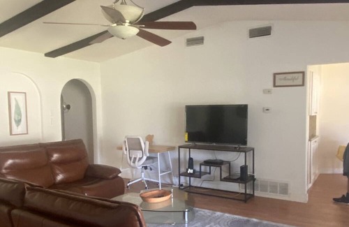 Irving Casa | Dynamic cozy and peaceful room