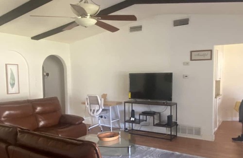 Irving Casa | Dynamic cozy and peaceful room