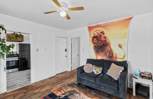 Flint Apartamento | Snuggle-in-the-Jungle: Pet friendly + Smart TV + close to everything in Flint!