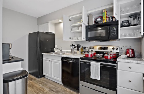 Yorkville Apartamento | Serene Apartment w/Amazing Fox River View in Downtown Yorkville. 2bedrm/1.5 ba