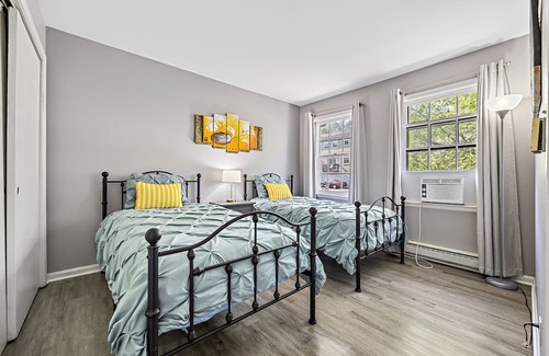 Yorkville Apartamento | Serene Apartment w/Amazing Fox River View in Downtown Yorkville. 2bedrm/1.5 ba
