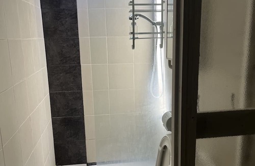 Frankston Casa | One master bedroom with own bathroom, the other one a bedroom with shared bath.