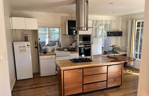 Frankston Casa | One master bedroom with own bathroom, the other one a bedroom with shared bath.