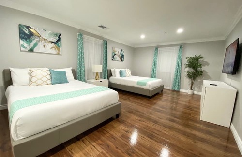 Placentia Casa | ☆NEW☆Luxuriously Modern Disneyland Getaway 4BR/3BA