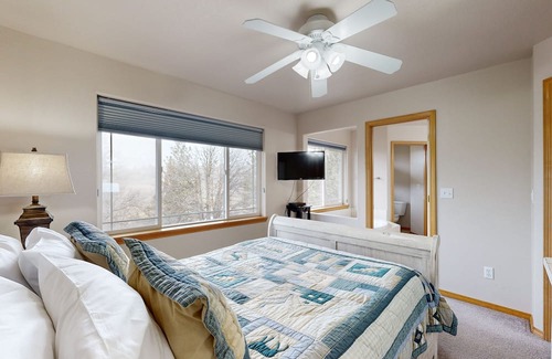 Klamath Falls Casa | Dog-friendly duplex with access to indoor pool, sports courts, & hiking trails