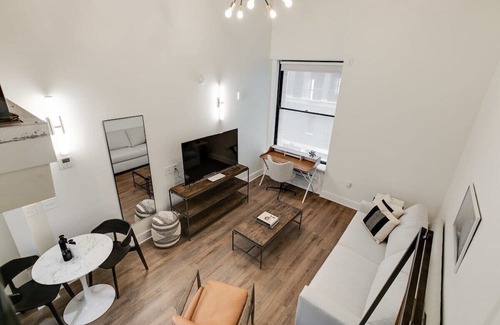 Center City East Apartamento | Sosuite | 1BR Loft w W/D, Gym, Lounge