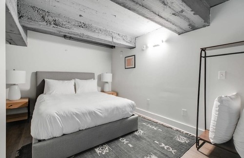 Center City East Apartamento | Sosuite | 1BR Loft w W/D, Gym, Lounge