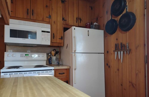 Traverse City Casa | Comfy Cabin with Private Beach on Old Mission Peninsula, minutes from wineries!
