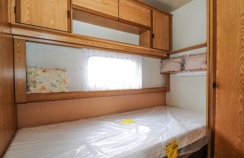 Rust Casa | Look forward to a relaxing break in this mobile home by the lake.