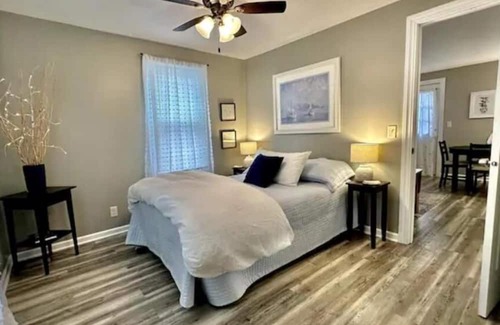Excelsior Cabaña | Charming cottage steps from lake, shops & more!