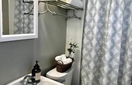 Excelsior Cabaña | Charming cottage steps from lake, shops & more!