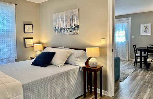 Excelsior Cabaña | Charming cottage steps from lake, shops & more!