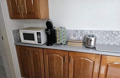 Bellefontaine Neighbors Apartamento | Exquisite 1-bedroom Apartment is centrally located in Devonshire Parish