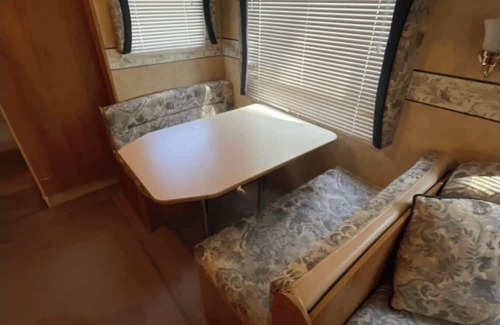 Crystal Falls Alquiler De RV | 2006 Jayco JayFlight- Lakeside Adventures