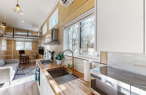 Manor Casa | Darling Texas tiny home with a kitchenette, washer/dryer, & AC