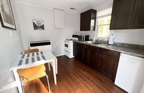 Bloomfield Casa | The Bloomfield: Westlake Couple's Cottage