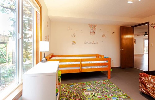 West Linn Casa | 2,300 sqft Spacious 2-bedroom house Kids Friendly in West Linn
