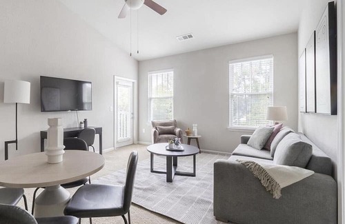 Johns Island Apartamento | Landing at Crowne at Live Oak Square - 2 Bedrooms in Charleston