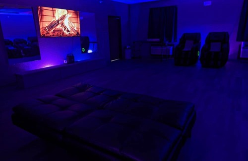 Indianapolis Apartamento | Beds Are Overrated. Choose Luxury Massage Chairs. A 1 of a Kind Experience.