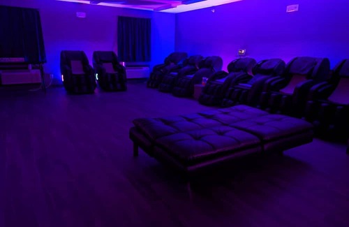 Indianapolis Apartamento | Beds Are Overrated. Choose Luxury Massage Chairs. A 1 of a Kind Experience.