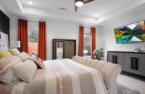Lowell Casa | Urban Social : Backyard Paradise & Central to NWA