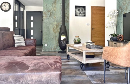 Sainte-Cecile-les-Vignes Casa | Experience the charm of Sainte Cécile Les Vignes in this delightful, air-conditioned villa, an idyll
