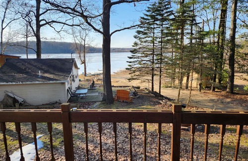 Lake Cabaña | Tranquil Retreat on Bluff Lake: Your Perfect Lakeside Getaway!