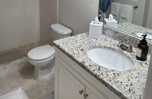 East Naples Condominio | Prime Naples Getaway: 2BR/2BA Condo, Poolside Paradise, Close to Beaches & More!