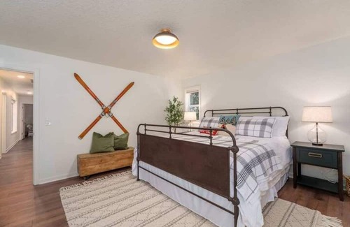 Welches Casa | Family Mountain Retreat w/Sauna + Game Rm + Fireplace + Community Pool & Hot Tub