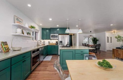 Welches Casa | Family Mountain Retreat w/Sauna + Game Rm + Fireplace + Community Pool & Hot Tub