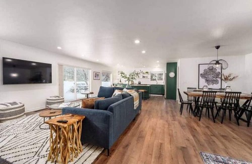Welches Casa | Family Mountain Retreat w/Sauna + Game Rm + Fireplace + Community Pool & Hot Tub