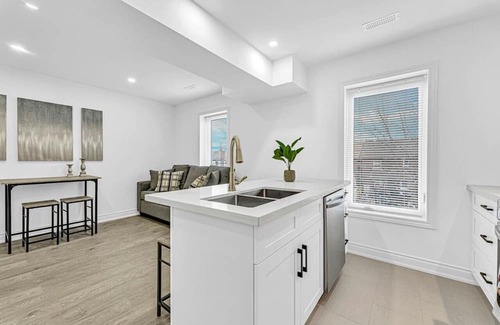 Hamilton Casa | Cozy 6BR Home -TiCats/Hospitals/Beach/FirstOntario