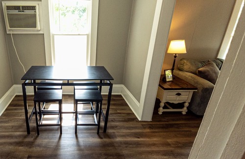 Smithville Otro | The Yellow House