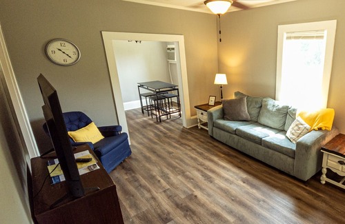 Smithville Otro | The Yellow House