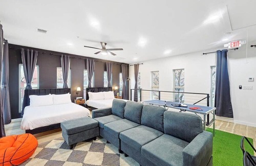 Arlington Casa | Spacious Loft 4 min. to AT&T Stadium w/Ping-Pong